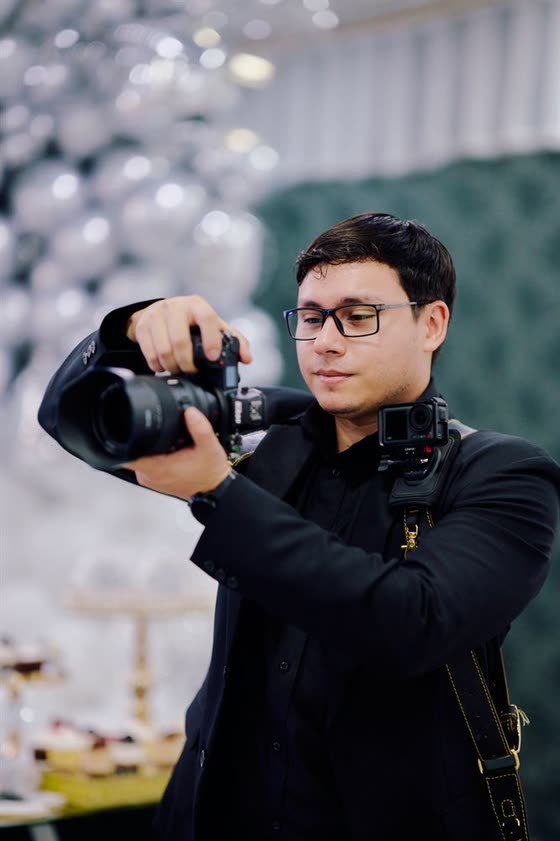 Leandro Báez fotografiando una fiesta